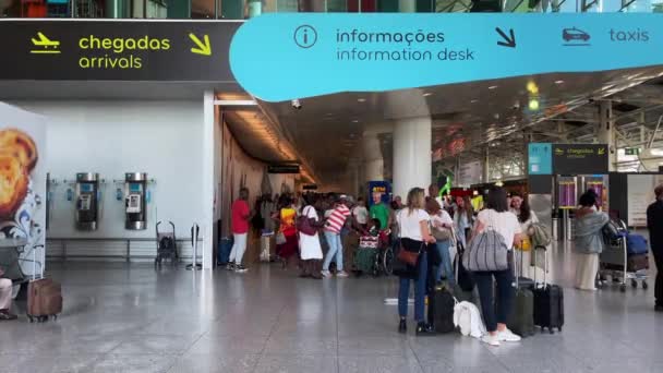 Επιβάτες Που Περπατούν Στο Διεθνές Αεροδρόμιο Της Λισαβόνας — Αρχείο Βίντεο