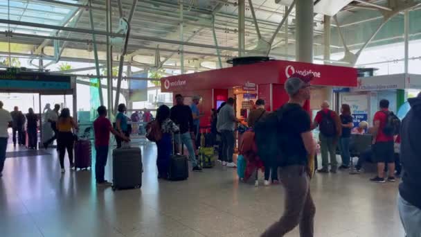 Passagers Marchant Intérieur Aéroport International Lisbonne — Video