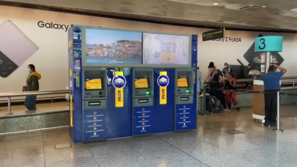 Pessoas Andando Nas Proximidades Uma Fileira Caixas Eletrônicos Aeroporto Lisboa — Vídeo de Stock