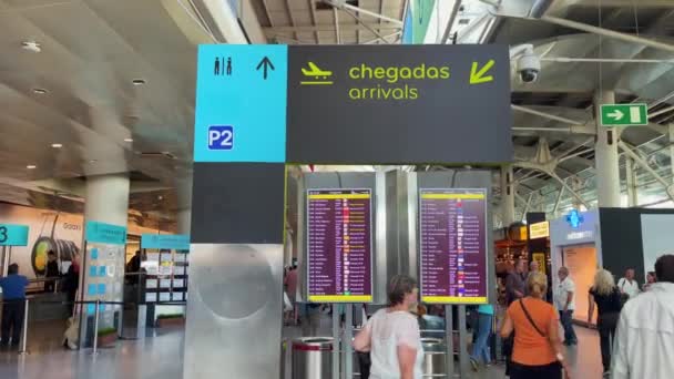 Passagiere Beim Betreten Des Internationalen Flughafens Lissabon — Stockvideo