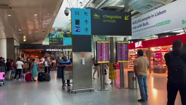 Passagiers Die Internationale Luchthaven Van Lissabon Lopen — Stockvideo