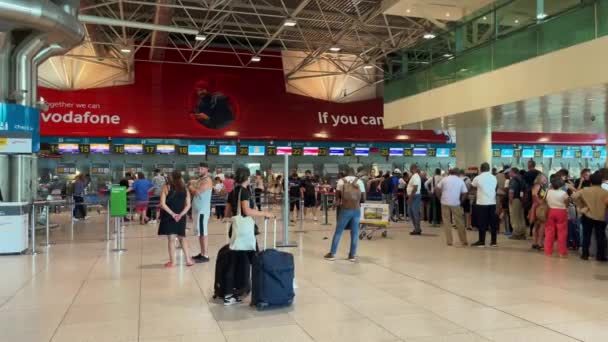 Passagers Qui Attendent Enregistrement Intérieur Aéroport International Lisbonne — Video