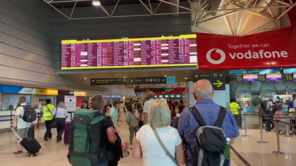 Passagiers Die Wachten Check Internationale Luchthaven Van Lissabon — Stockvideo