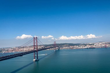 Lizbon 'daki 25 Nisan köprüsünün panoramik görüntüsü