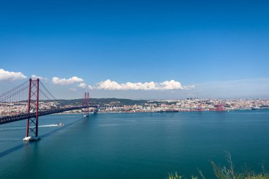 Lizbon 'daki 25 Nisan köprüsünün panoramik görüntüsü