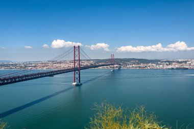 Lizbon 'daki 25 Nisan köprüsünün panoramik görüntüsü