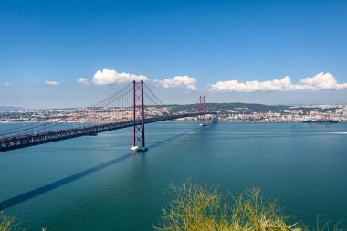 Lizbon 'daki 25 Nisan köprüsünün panoramik görüntüsü