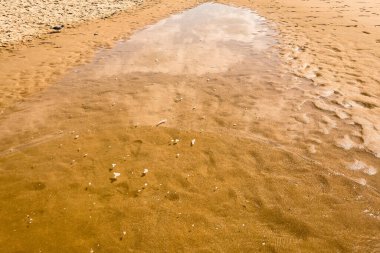 Kıyıdaki küçük su birikintisi