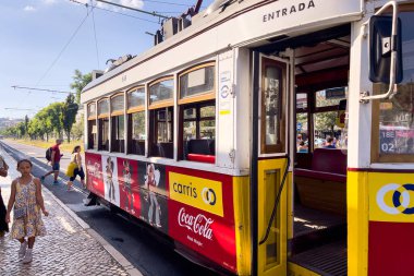 Lizbon 'da insanlarla dolu Retro tramvay