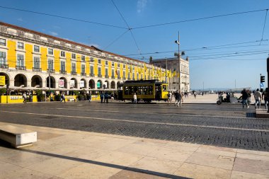 Lizbon 'da insanlarla dolu Retro tramvay