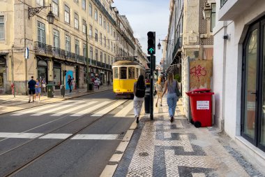 Lizbon 'da insanlarla dolu Retro tramvay
