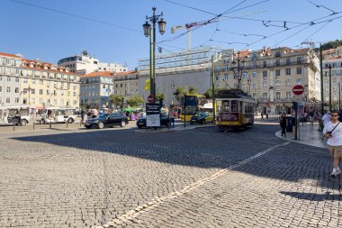 Lizbon 'da insanlarla dolu Retro tramvay