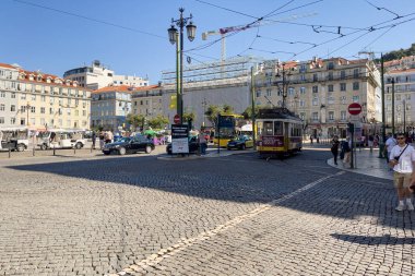 Lizbon 'da insanlarla dolu Retro tramvay