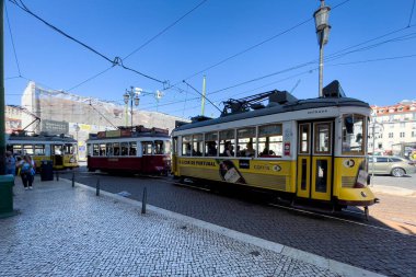 Lizbon 'da insanlarla dolu Retro tramvay