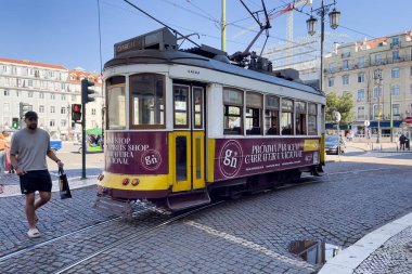 Lizbon 'da insanlarla dolu Retro tramvay