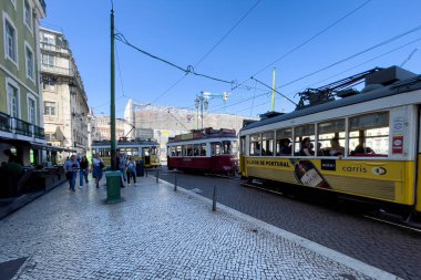 Lizbon 'da insanlarla dolu Retro tramvay