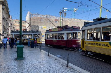 Lizbon 'da insanlarla dolu Retro tramvay