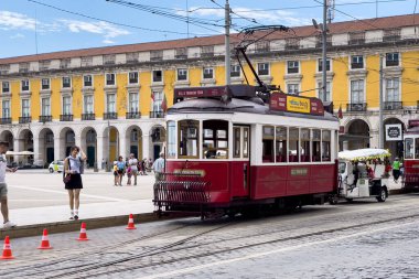Lizbon 'da insanlarla dolu Retro tramvay