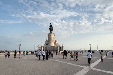 Praca do Comercio ve Lizbon 'da Kral I. Jose' nin heykeli