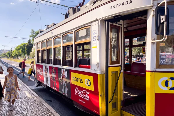 Tram Retrò Con Persone Giro Lisbona — Foto Stock