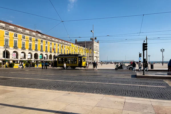 リスボン周辺の人々とレトロなトラム — ストック写真