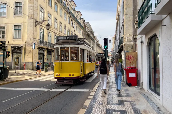 Retro Tramwaj Ludźmi Lizbonie — Zdjęcie stockowe