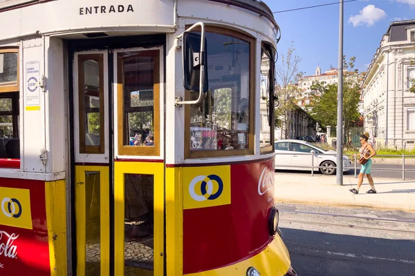 Eléctrico Retrô Com Pessoas Redor Lisboa — Fotografia de Stock