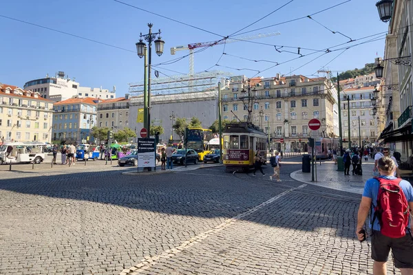 Retro Straßenbahn Mit Menschen Lissabon — Stockfoto