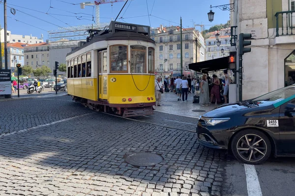 Retro Straßenbahn Mit Menschen Lissabon — Stockfoto