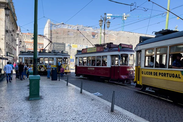 Eléctrico Retrô Com Pessoas Redor Lisboa — Fotografia de Stock