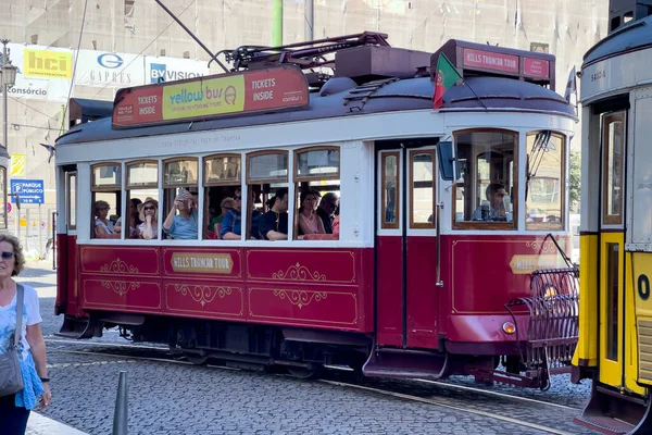 Retro Τραμ Τους Ανθρώπους Γύρω Στη Λισαβόνα — Φωτογραφία Αρχείου