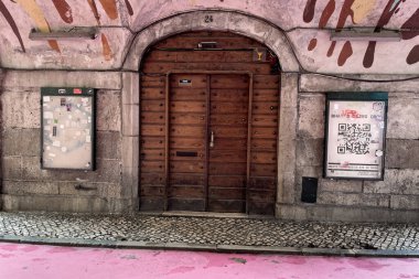 Lizbon 'da pembe caddenin yanındaki eski ortaçağ ahşap kapısı.