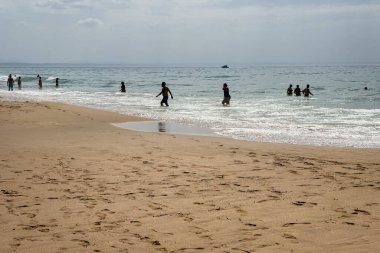 İnsanlar Carcavelos, Portekiz sahillerinde eğleniyorlar.