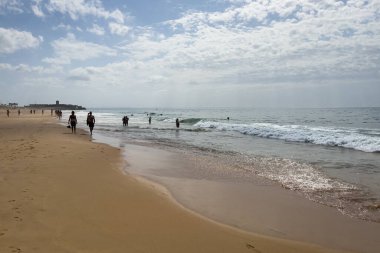 İnsanlar Carcavelos, Portekiz sahillerinde eğleniyorlar.