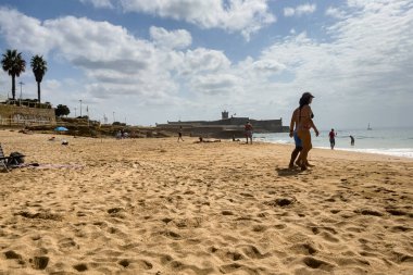 İnsanlar Carcavelos, Portekiz sahillerinde eğleniyorlar.