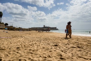 İnsanlar Carcavelos, Portekiz sahillerinde eğleniyorlar.