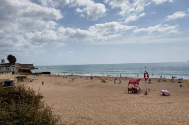 İnsanlar Carcavelos, Portekiz sahillerinde eğleniyorlar.