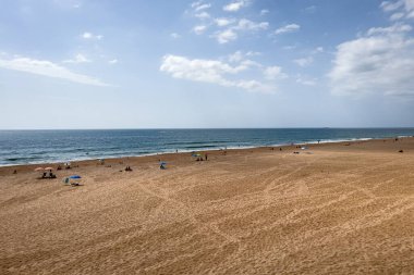 İnsanlar Carcavelos, Portekiz sahillerinde eğleniyorlar.