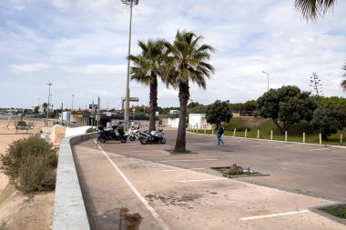 İnsanlar Carcavelos, Portekiz sahillerinde eğleniyorlar.