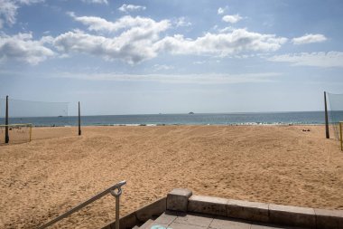 İnsanlar Carcavelos, Portekiz sahillerinde eğleniyorlar.