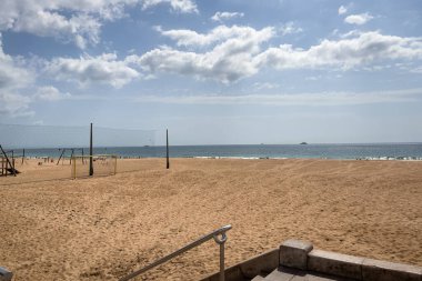 İnsanlar Carcavelos, Portekiz sahillerinde eğleniyorlar.