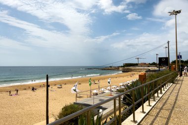 İnsanlar Carcavelos, Portekiz sahillerinde eğleniyorlar.