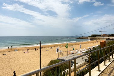 İnsanlar Carcavelos, Portekiz sahillerinde eğleniyorlar.