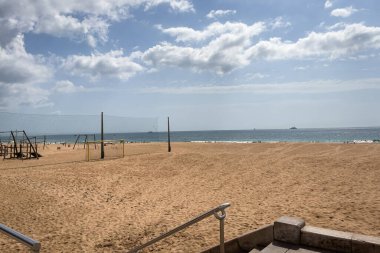 İnsanlar Carcavelos, Portekiz sahillerinde eğleniyorlar.