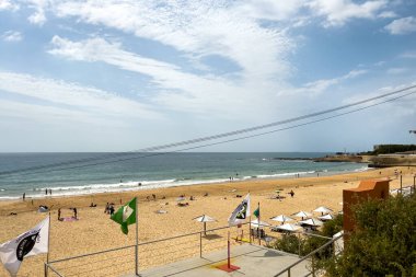 İnsanlar Carcavelos, Portekiz sahillerinde eğleniyorlar.