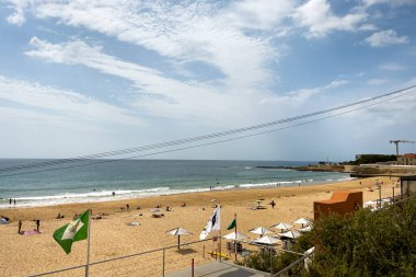 İnsanlar Carcavelos, Portekiz sahillerinde eğleniyorlar.