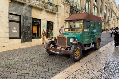 Lizbon 'da turistik turlar için kullanılan klasik elektrikli araba.