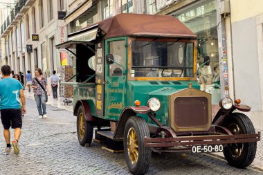 Lizbon 'da turistik turlar için kullanılan klasik elektrikli araba.