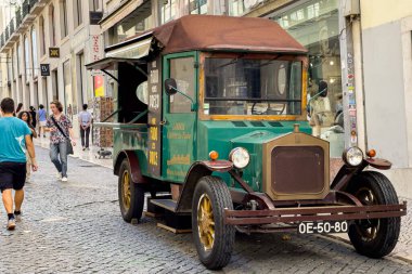 Lizbon 'da turistik turlar için kullanılan klasik elektrikli araba.