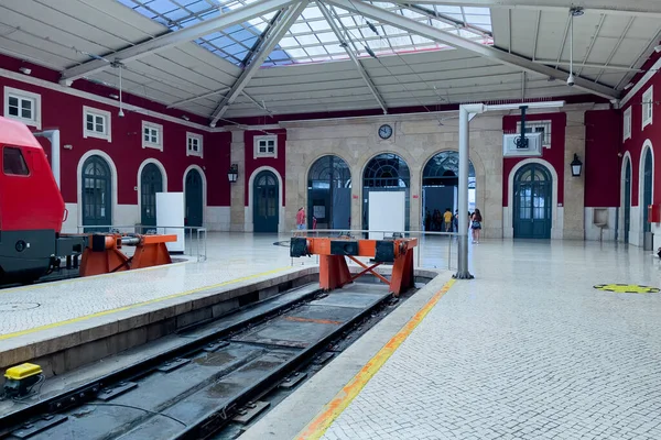 Τρένο Σταμάτησε Στο Σταθμό Στη Λισαβόνα — Φωτογραφία Αρχείου